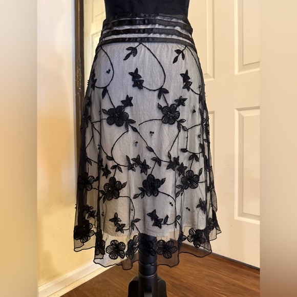 Rachelle Elegant Black Floral Embroidered Skirt - Picture 4 of 9
